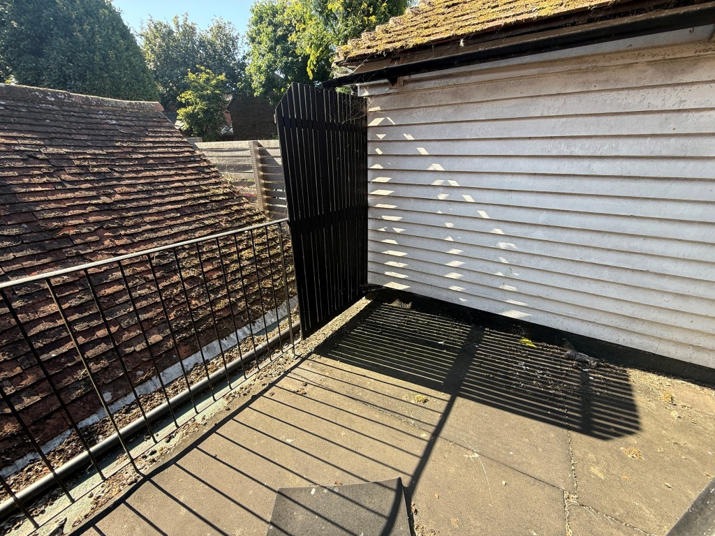 Lot: 101 - VACANT SHOP AND SELF-CONTAINED FLAT IN TOWN CENTRE - Roof terrace